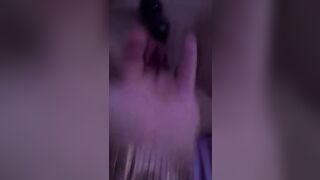 Le stimola la passera con mano e vibratore