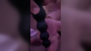 Le stimola la passera con mano e vibratore