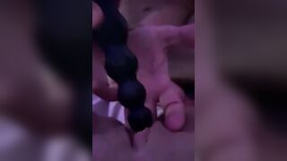 Le stimola la passera con mano e vibratore