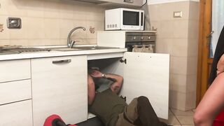 Casalinga ITALIANA scopa con l'IDRAULICO