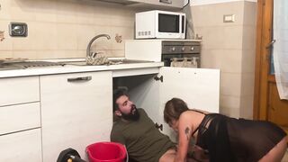 Casalinga ITALIANA scopa con l'IDRAULICO