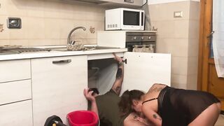 Casalinga ITALIANA scopa con l'IDRAULICO