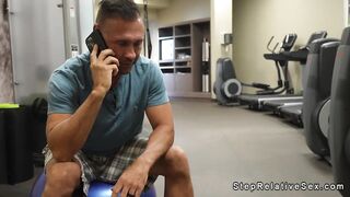 Teen scopata da patrigno con cazzo enorme