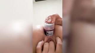 Serena gode a masturbarsi il culo