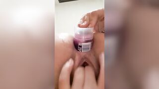 Serena gode a masturbarsi il culo