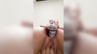 Serena gode a masturbarsi il culo