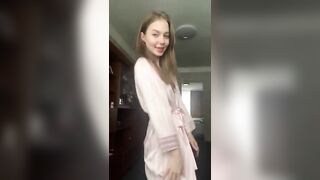 BELLA RAGAZZA TATUATA SI SPOGLIA