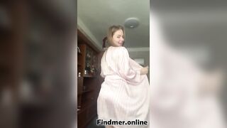 BELLA RAGAZZA TATUATA SI SPOGLIA