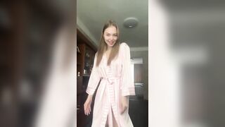 BELLA RAGAZZA TATUATA SI SPOGLIA