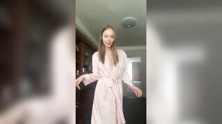 BELLA RAGAZZA TATUATA SI SPOGLIA