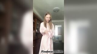 BELLA RAGAZZA TATUATA SI SPOGLIA