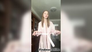 BELLA RAGAZZA TATUATA SI SPOGLIA