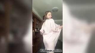 BELLA RAGAZZA TATUATA SI SPOGLIA