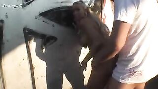 Bionda nuda succhia cazzo alla stazione