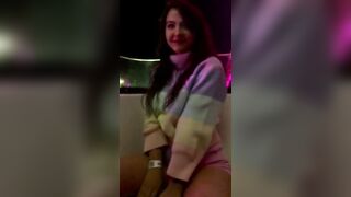 GIOVANE BRUNETTA SI SCOPRE LE TETTE