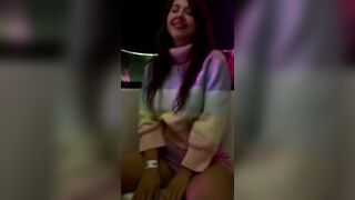 GIOVANE BRUNETTA SI SCOPRE LE TETTE