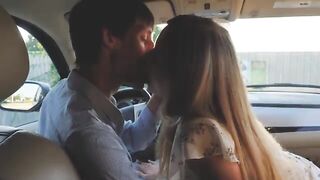 L'autostoppista si fa scopare in auto