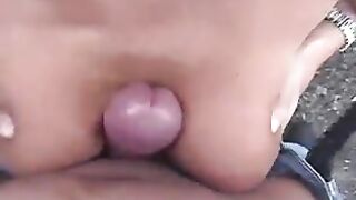 Anteprima del video: Puttanella si dà da fare in auto