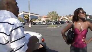 Giovane troietta nera e puttaniere bianco