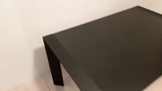 Scopata a 90 sul tavolo della cucina