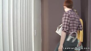 Calda rossa scopa lesbica bionda