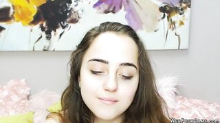 Teen bruna dalle piccole tette gioca con un vibratore