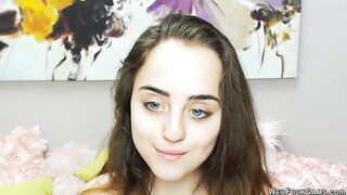 Teen bruna dalle piccole tette gioca con un vibratore