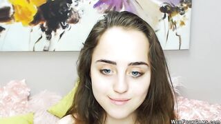 Teen bruna dalle piccole tette gioca con un vibratore