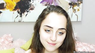 Teen bruna dalle piccole tette gioca con un vibratore