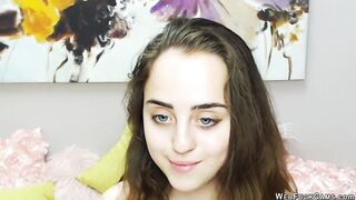 Teen bruna dalle piccole tette gioca con un vibratore