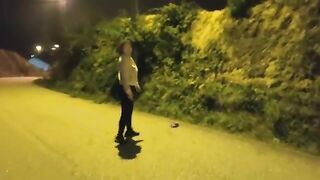 Anteprima del video: Giovane puttanella scopata in strada