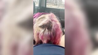 Bionda golosa di sborra ingoia in auto