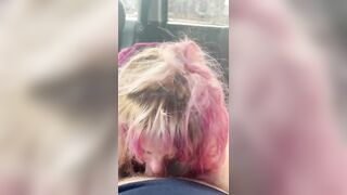 Bionda golosa di sborra ingoia in auto