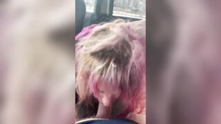 Bionda golosa di sborra ingoia in auto