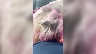 Bionda golosa di sborra ingoia in auto