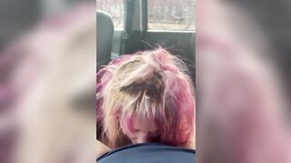 Bionda golosa di sborra ingoia in auto