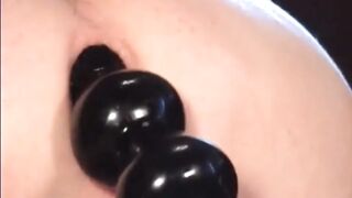 Culo caverna con le palline fatte rientrare ... da finto castrato