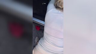 Troietta biondina succhia cazzi