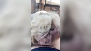 Troietta biondina succhia cazzi