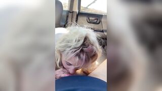 Troietta biondina succhia cazzi