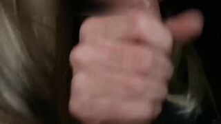 Calda bionda sborrata sul bel culone