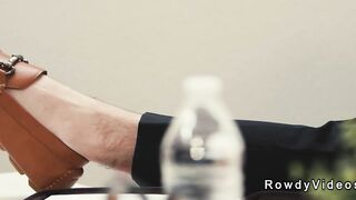 Sesso orale e anale di una coppia di bei ragazzi bruni