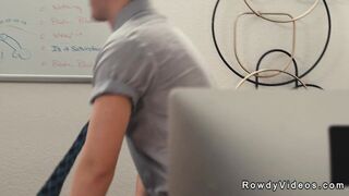 Sesso orale e anale di una coppia di bei ragazzi bruni