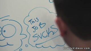 Sesso orale e anale di una coppia di bei ragazzi bruni