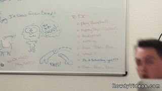 Sesso orale e anale di una coppia di bei ragazzi bruni