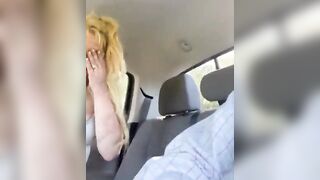 Biondina troia fa pompino in auto