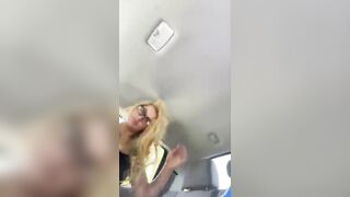 Puttanona bionda matura succhia profondamente