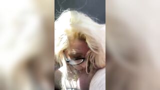 Puttanona bionda matura succhia profondamente