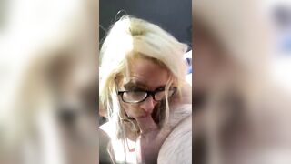 Puttanona bionda matura succhia profondamente