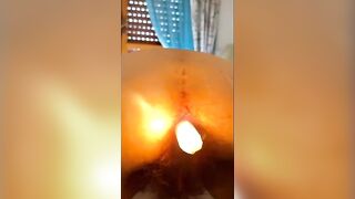 Gode con una candela nel culo